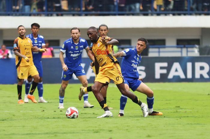 Persib-Bandung-Eliano-Reijnders-Persija-Jakarta-Allano-Lima.jpg