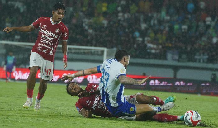 Persib-Bandung-Marc-Klok-putih-biru-dilanggar-bek-Bali-United.jpg