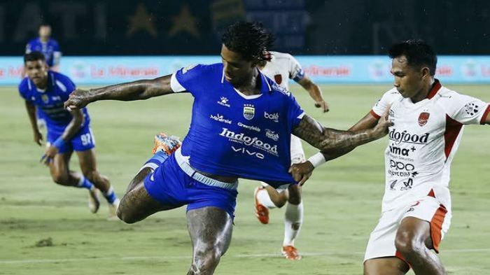 Persib-Bandung-Ramon-Tanque-saat-berduel-dengan-pemain-Bali-United.jpg