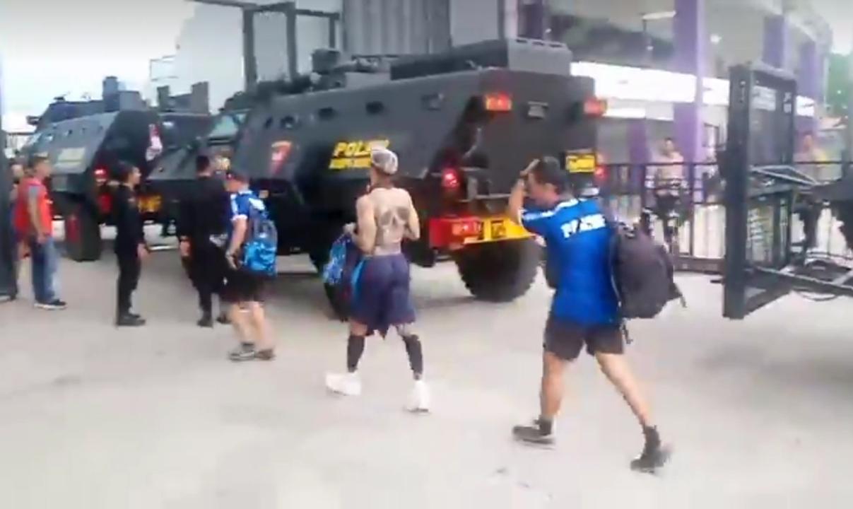Persib-Bandung-dikawal-kendaraan-taktis-lapis-baja.jpg