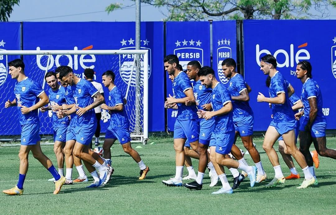 Persib-Bandung-menggelar-latihan-di-lapangan-pendamping-GBLA-jelan.jpg