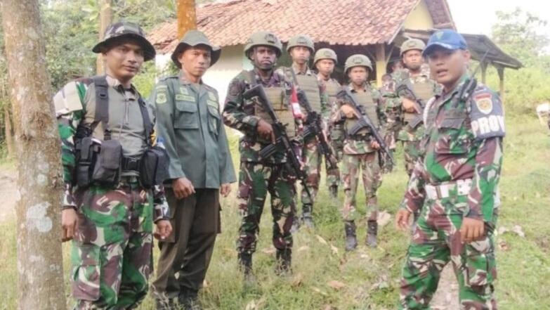 Personel-Perhutani-KPH-Indramayu-dan-prajurit-Yonif-889Gagak-Winangsih.jpg