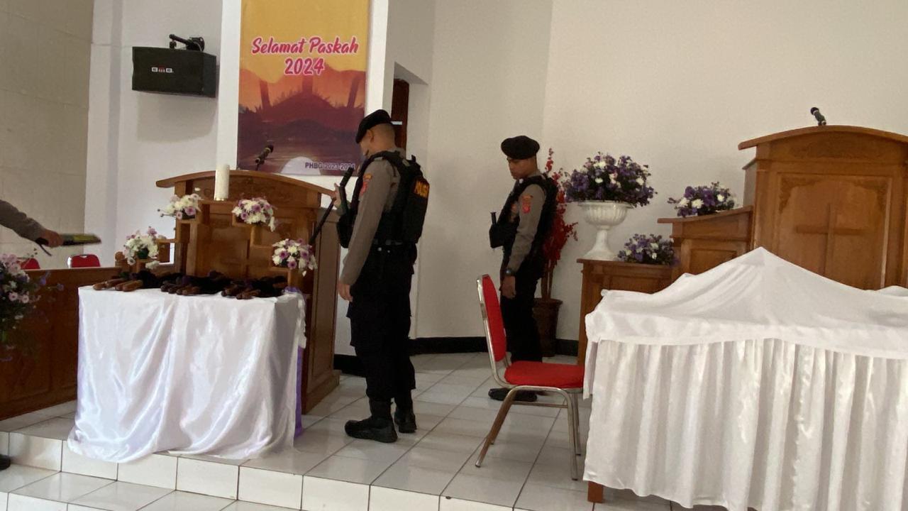 Personel-Sat-Samapta-Polres-Purwakarta-saat-lakukan-sterilisasi-di-sejumlah-gereja.jpg