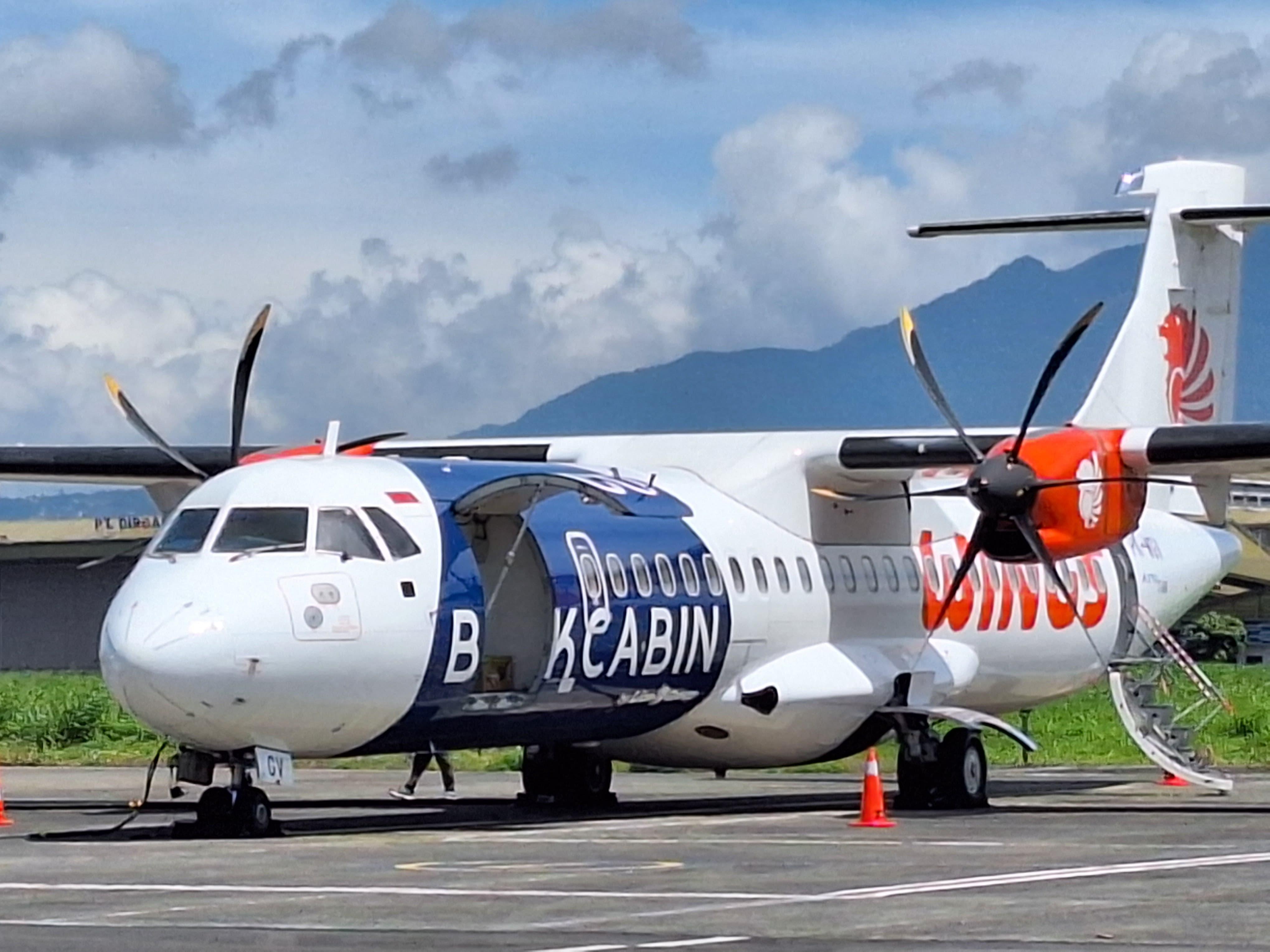 Pesawat-Wings-Air-saat-hendak-terbang-dari-Bandara-Husein-Sastranegara.jpg
