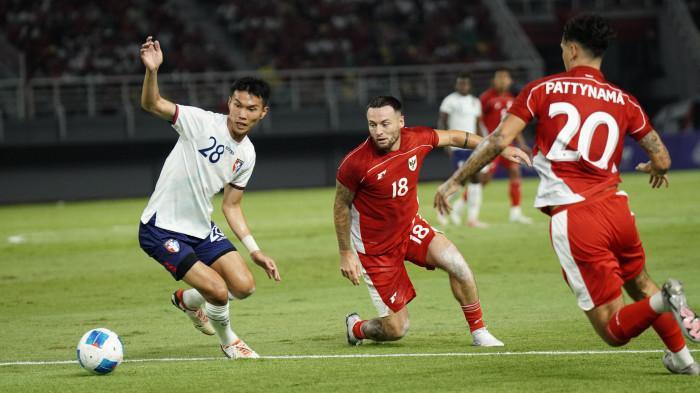 Pesepak-bola-Timnas-Indonesia-Marc-Klok-tengah-mengadang-pesepak-bola-Taiwan.jpg