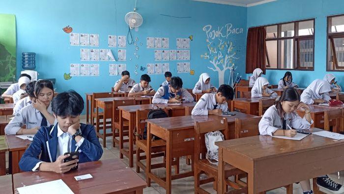 Peserta-saat-mengikuti-tes-terstandar-daerah-SPMB-tahap-dua-di-SMAN-19-Bandung.jpg