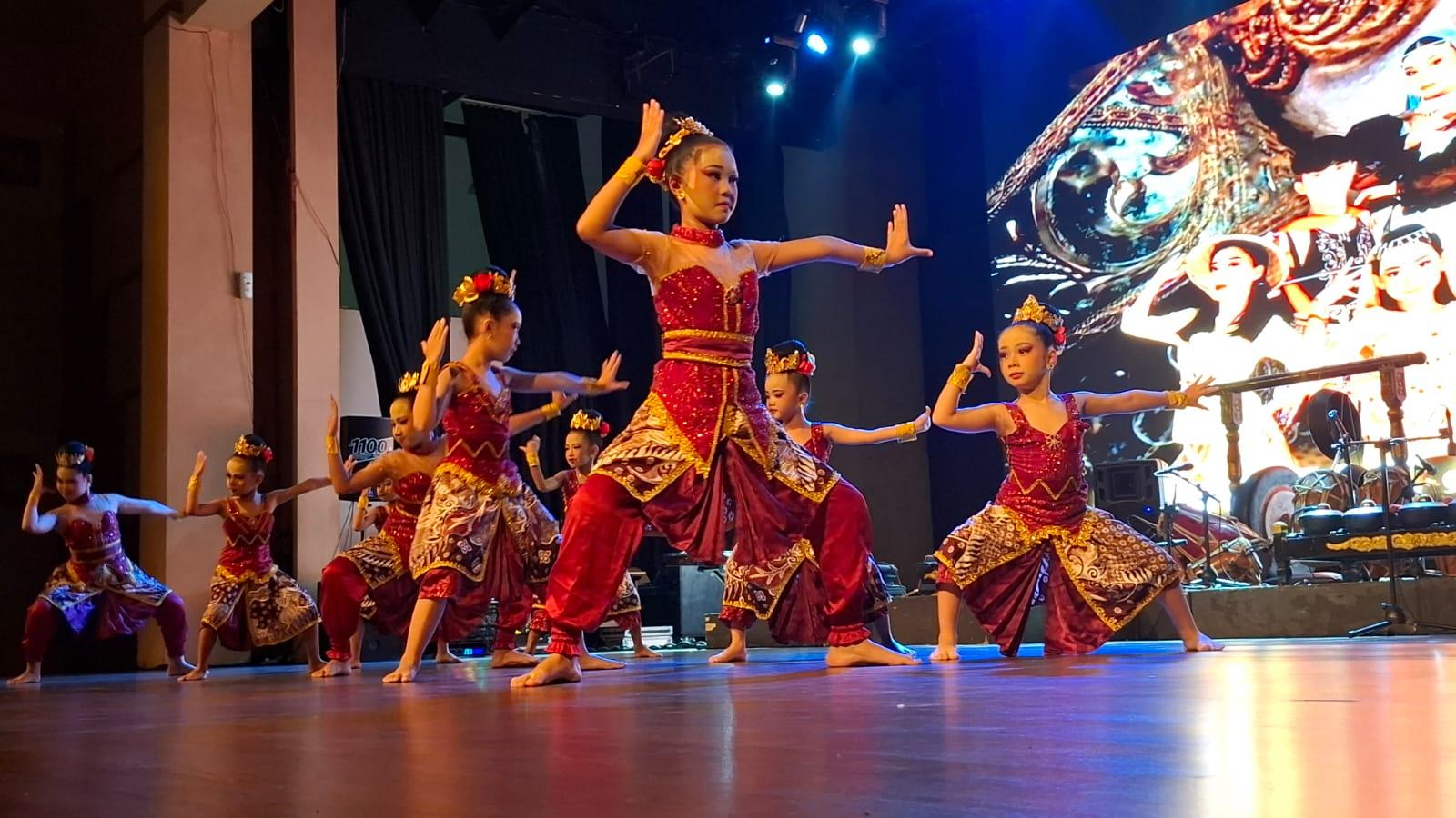 Peserta-tari-sedang-menujukan-aksi-tariannya-di-atas-panggung-kepada-para-penonton.jpg