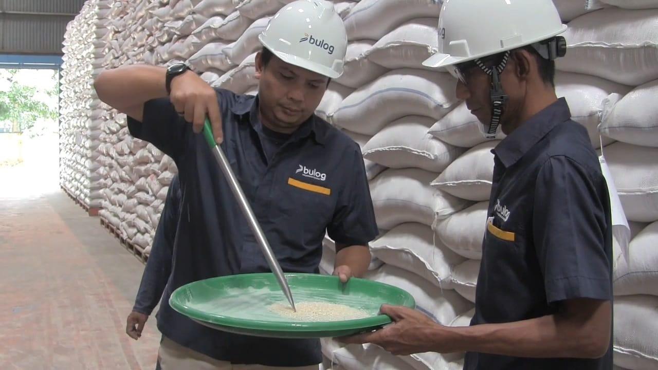 Petuga-Bulog-Subang-memeriksa-kualitas-beras-Kamis-2622026.jpg