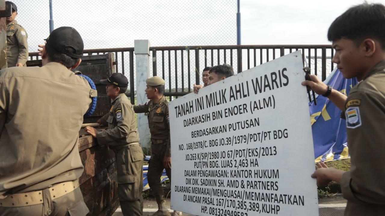 Lahan Pemkot Bandung Banyak Diklaim Sepihak,  Plang Liar di Sekitar Stadion GBLA Ditertibkan