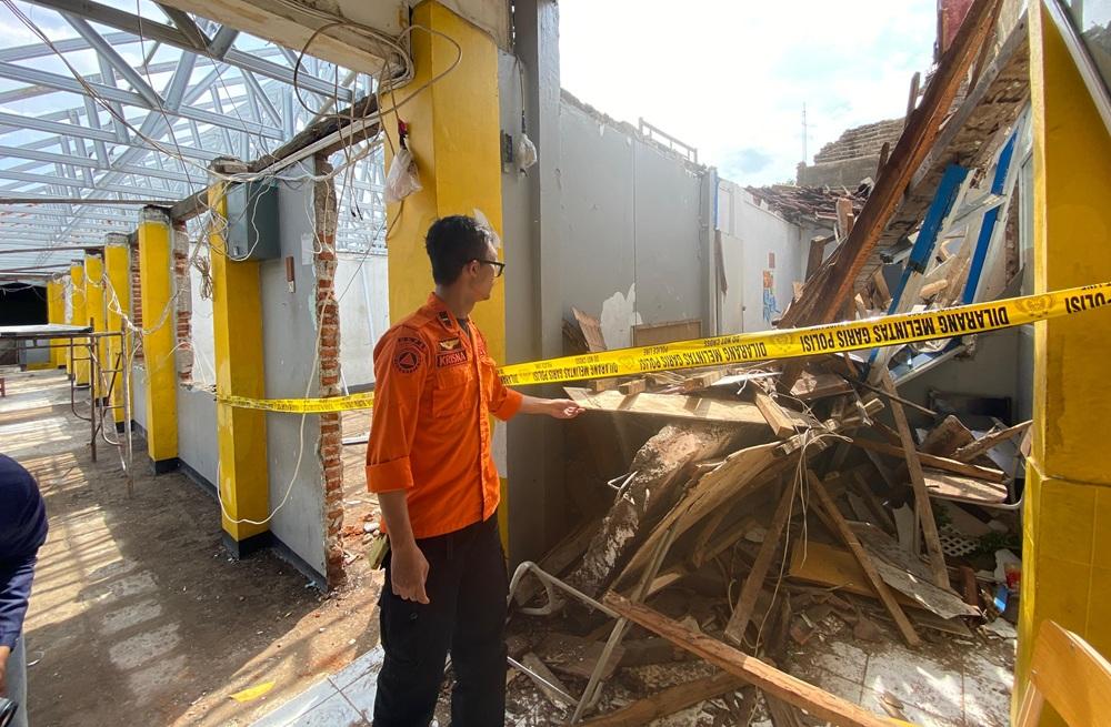 Petugas-BPBD-Kota-Bandung-sedang-memeriksa-bangunan-SMP-Pasundan-1-yang-roboh.jpg