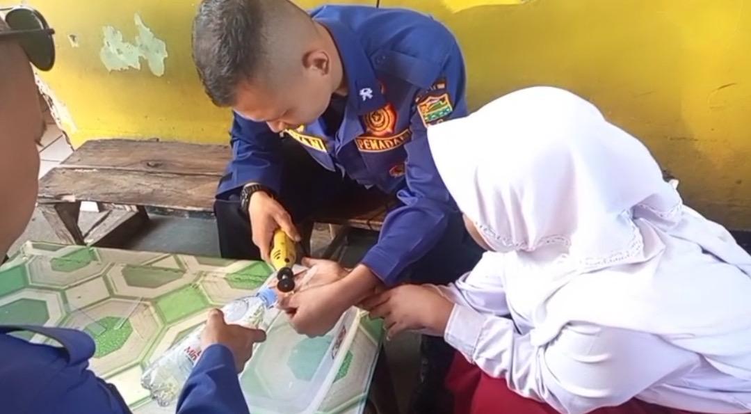 Petugas-Damkar-Ciamis-berusaha-melepaskan-cincin-di-jari-tangan-seorang-murid-SD.jpg