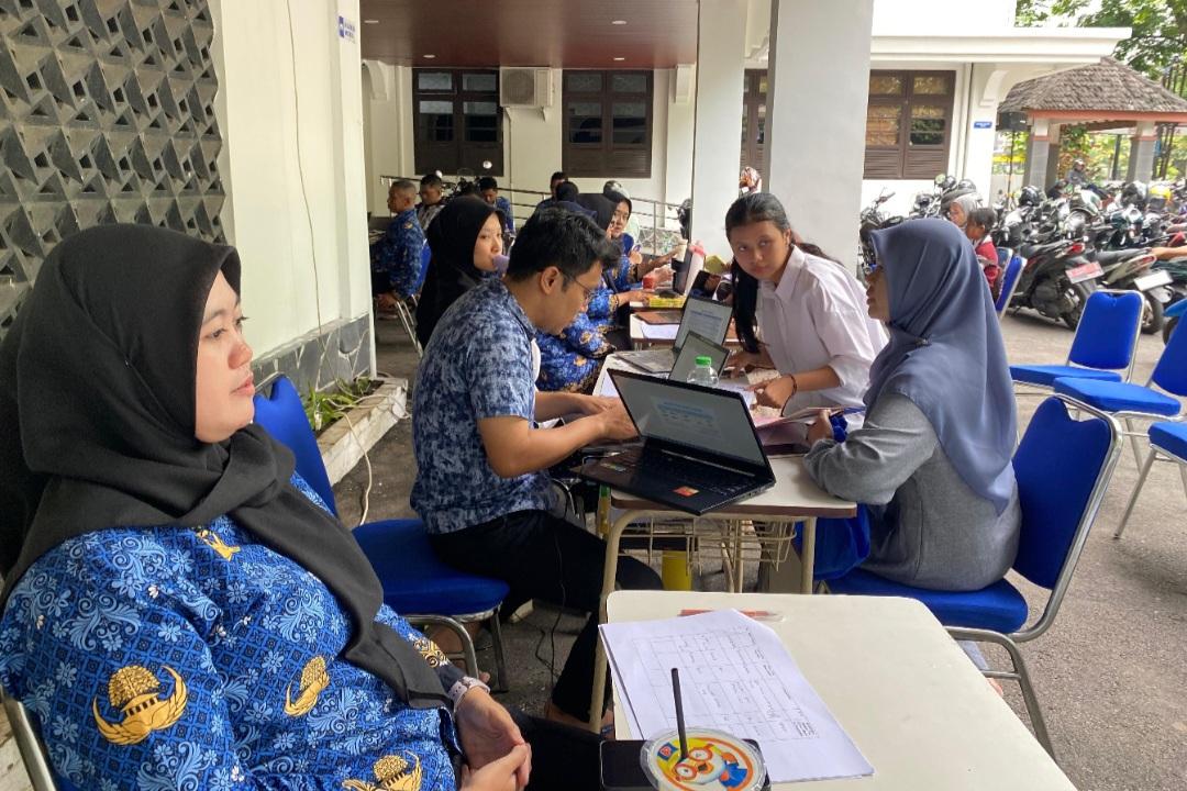 Petugas-Dinas-Pendidikan-Kota-Bandung-saat-membuka-pelayanan-SPMB.jpg