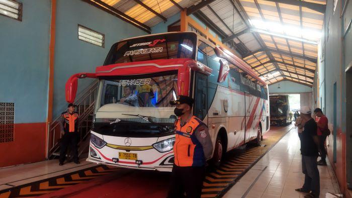 Petugas-Dinas-Perhubungan-Kota-Cimahi-memeriksa-bus-yang-akan-digunakan-mudik-gratis.jpg
