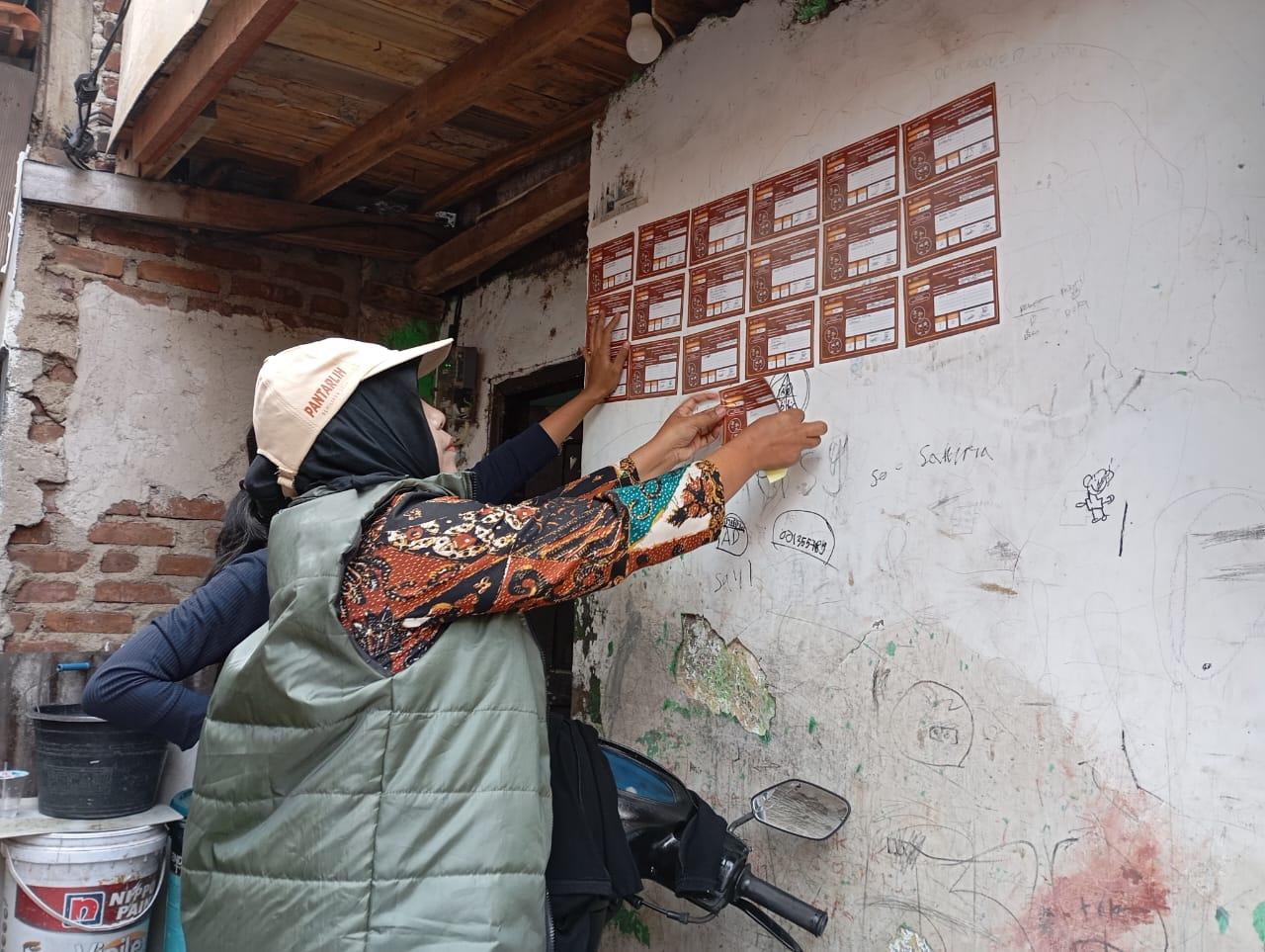 Petugas-KPU-Kota-Cimahi-lakukan-coklit-di-rumah-yang-ditempati-18-KK-atau-46-jiwa.jpg