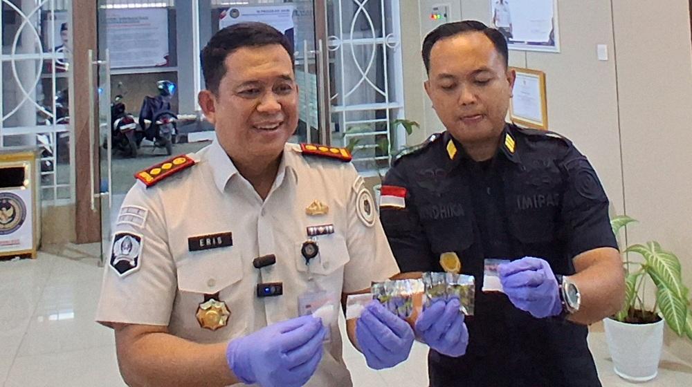 Petugas-Lapas-Banceuy-memperlihatkan-sabu-yang-hendak-diselundupkan.jpg