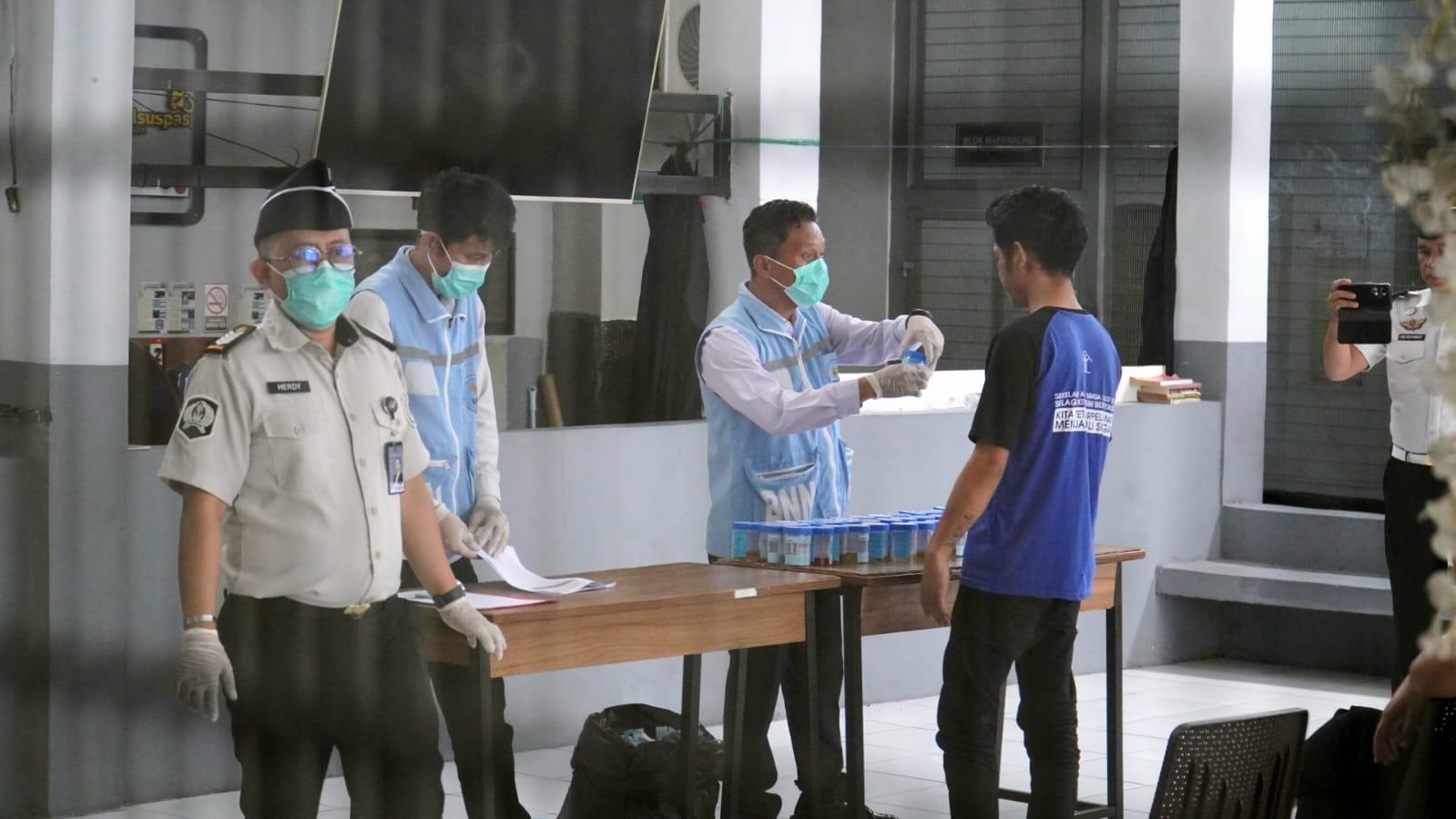 Petugas-Rutan-Klas-IIB-Kabupaten-Garut-Jawa-Barat-melakukan-test-urine.jpg