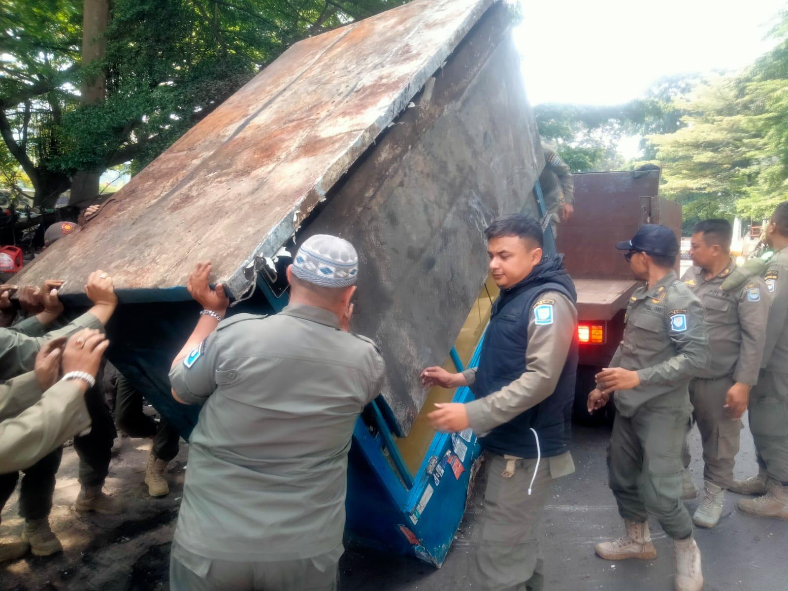 Petugas-Satpol-PP-Kota-Bandung-bongkar-kios-PKL-di-Jalan-Suniaraja-Minggu-1752026.jpg