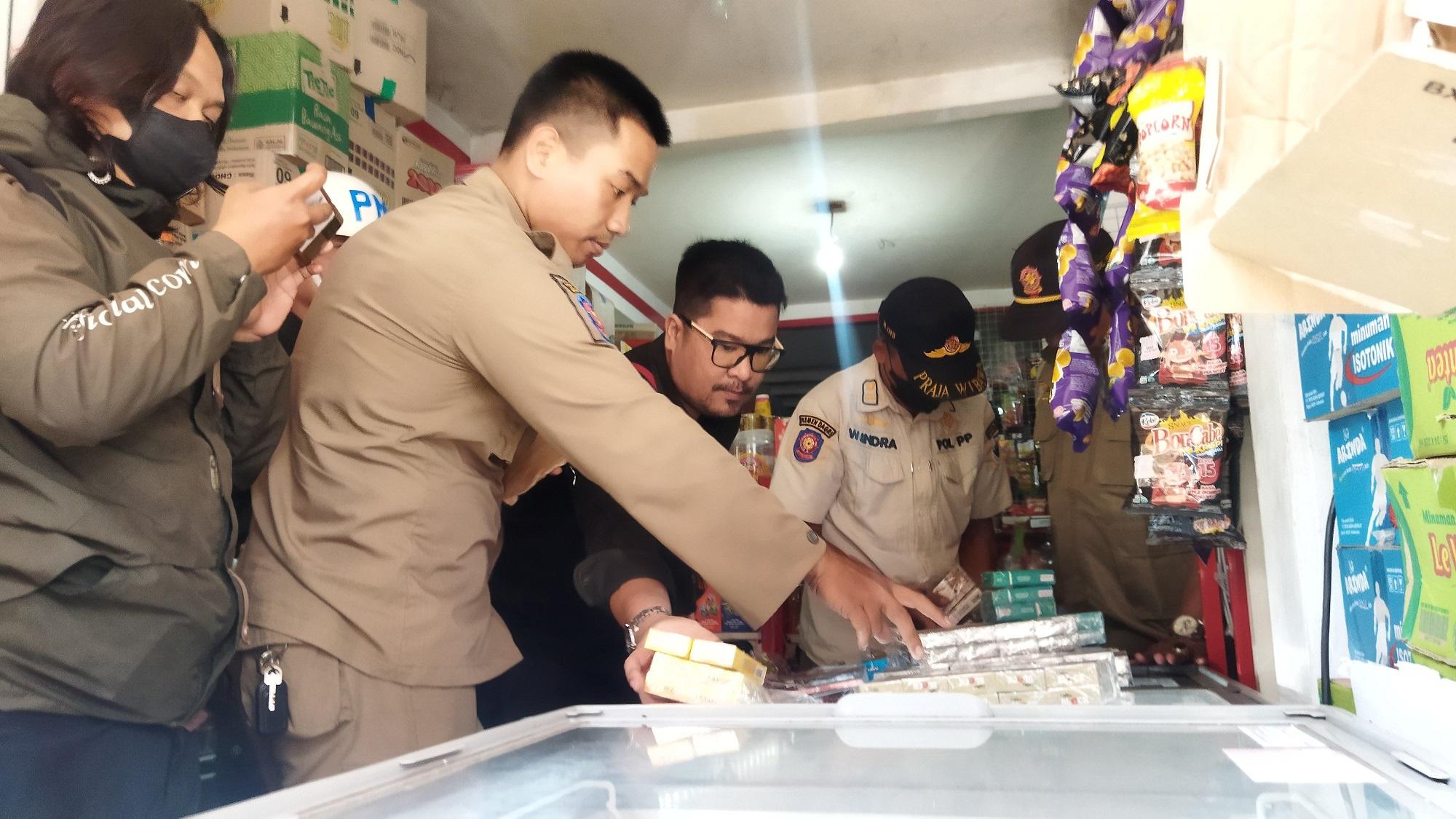 Petugas-Satpol-PP-Kota-Cimahi-saat-merazia-rokok-ilegalfsb.jpg