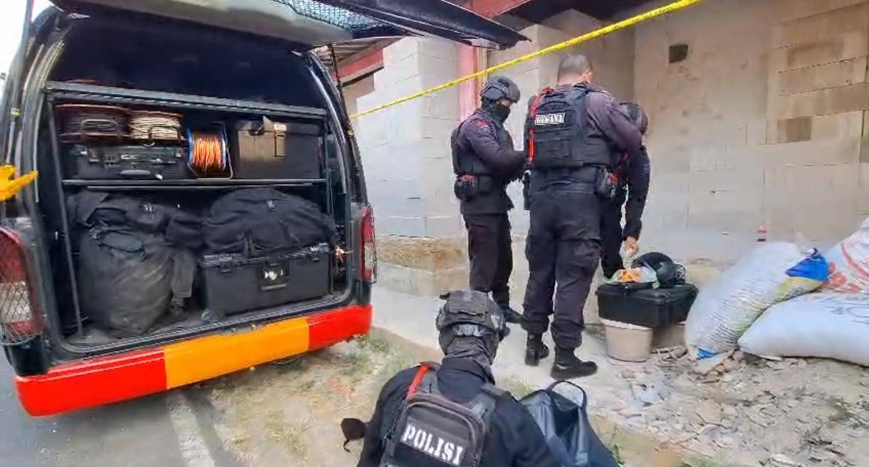 Tim Jibom Gegana Turun Tangan Selidiki Ledakan Misterius di Purwakarta, Temukan Lubang Sedalam 40 Cm - Tribunjabar.id