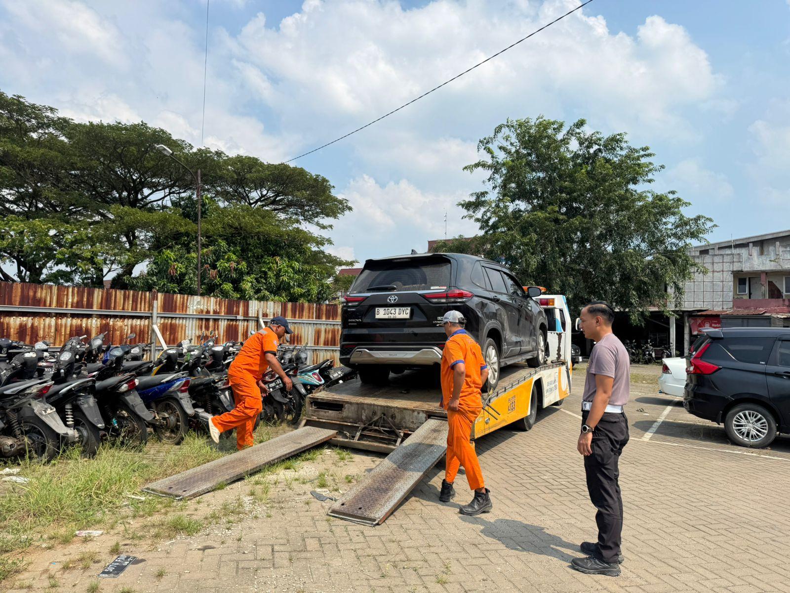 Petugas-amankan-mobil-yang-tabrak-sejumlah-kendaraan-di-Jalan-Raya-Tuparev.jpg