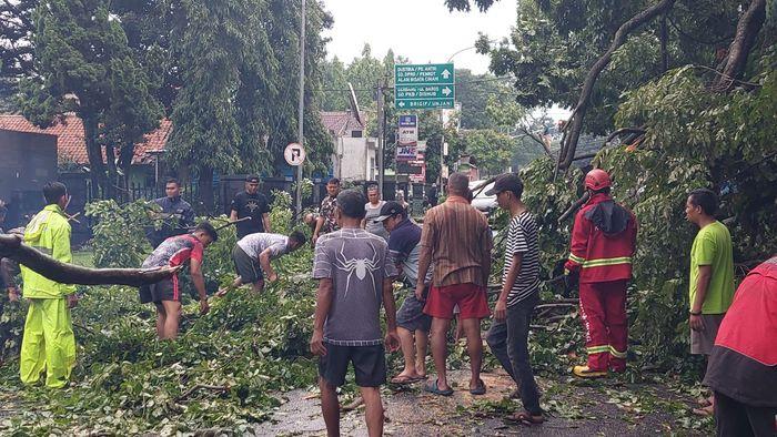 Petugas-dan-warga-mengevakuasi-pohon-tumbang-yang-terjadi-di-Cimahi.jpg