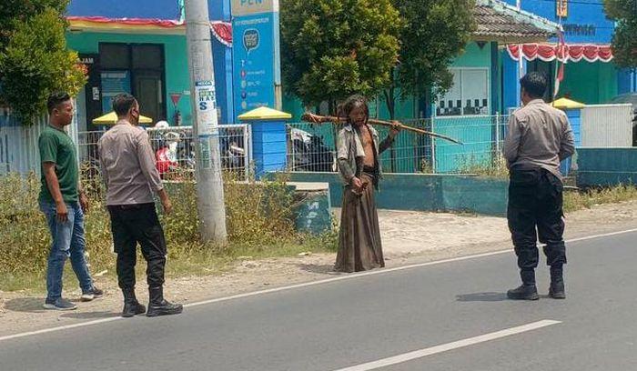 ODGJ Bersenjata Golok Berkeliaran di Rengasdengklok Karawang, Berhasil Ditangani Polisi