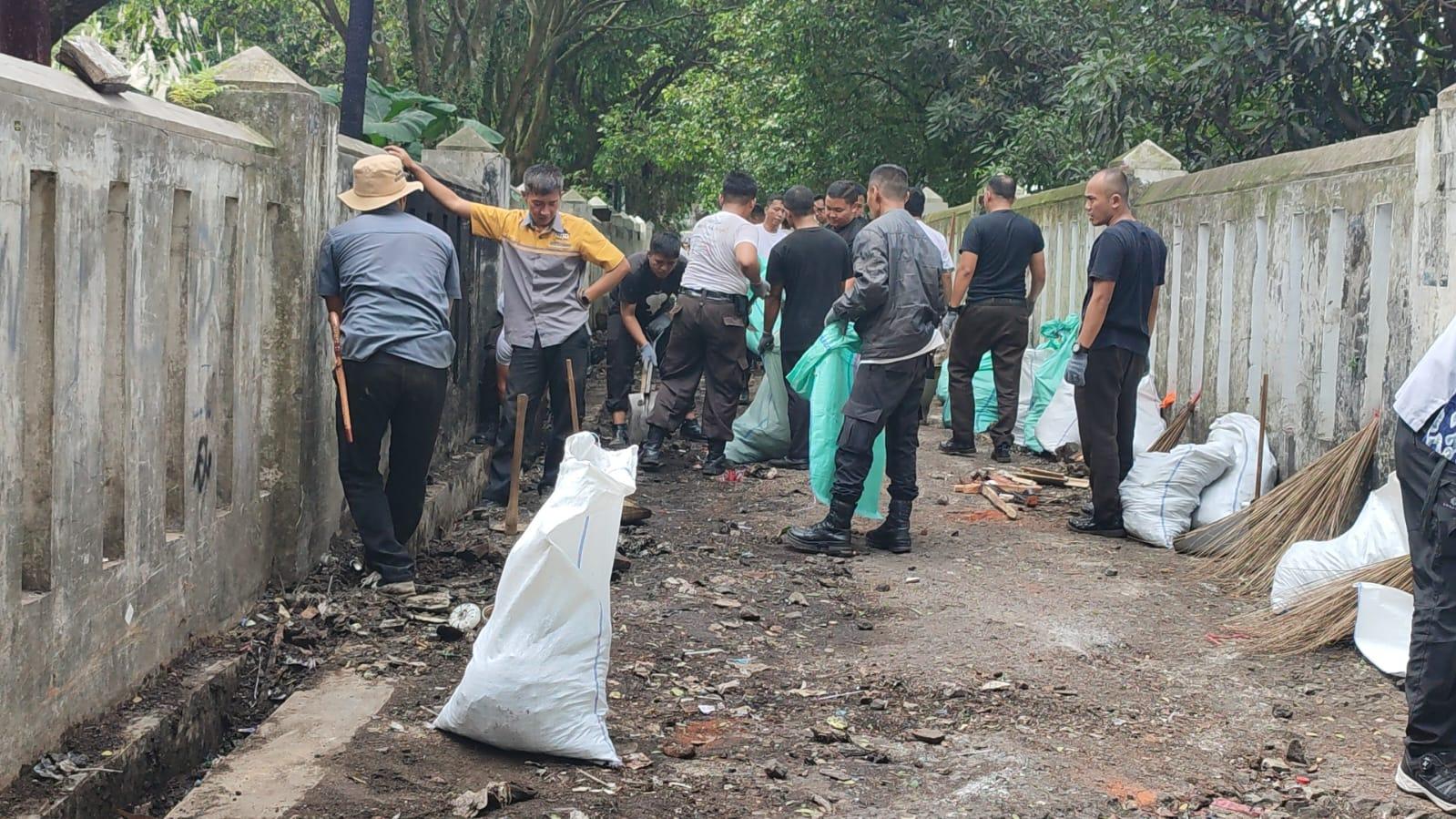 Petugas-gabungan-bersihkan-Monju-hari-keempat.jpg