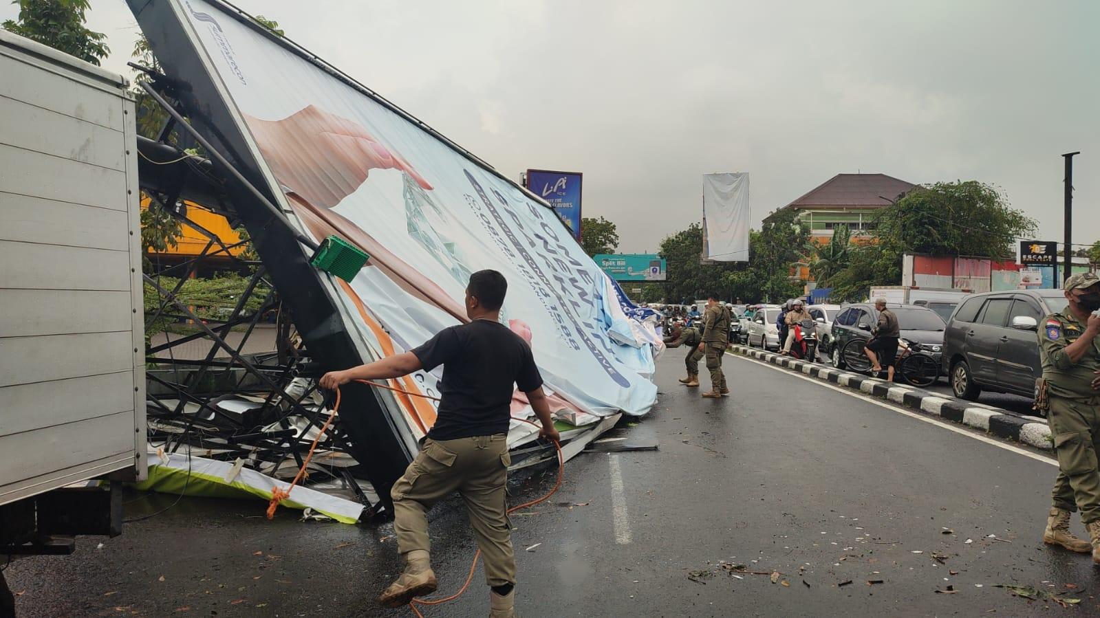 Truk dan Mobil Rusak Tertimpa Reklame Raksasa di Buahbatu Bandung, Petugas Gabungan Kompak Evakuasi