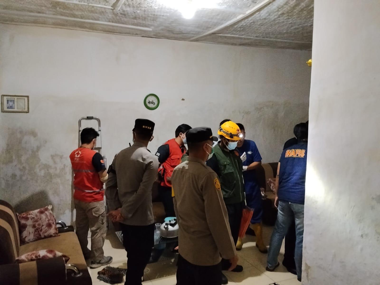 Petugas-gabungan-evakuasi-mayat-pria-lansia-di-Tasik-yang-membusuk.jpg