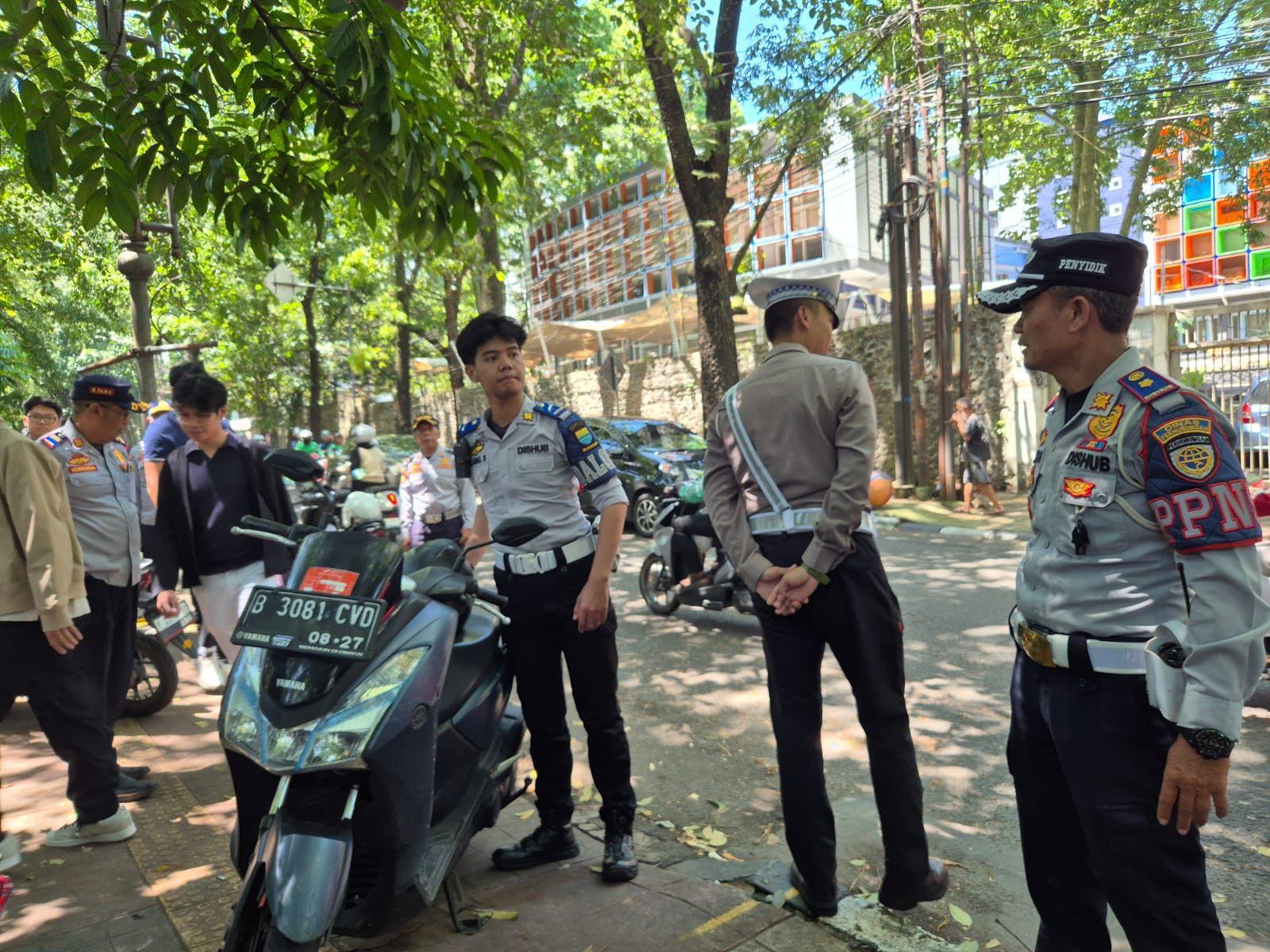 Petugas-gabungan-menertibkan-parkir-liar-di-salah-satu-titik-Kota-Bandung-Minggu-1052026.jpg