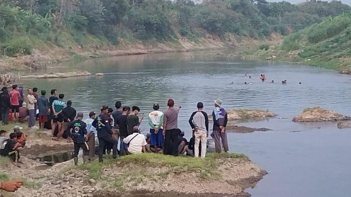 Petugas-gabungan-saat-mencari-korban-tenggelam-di-Sungai-Cimanuk-Jatitujuh-Majalengka.jpg