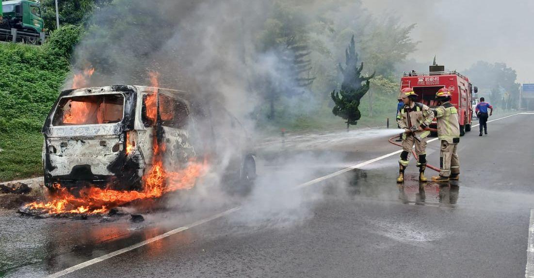 Vellfire Rp 2 M Ludes Terbakar di Tol Cipularang KM 88, Api Diduga Berasal dari Sistem Kelistrikan