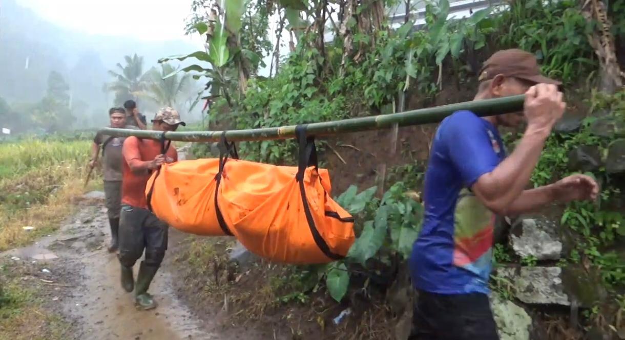 Petugas-membawa-jenazah-korban-yang-ditemukan-meninggal-dunia-di-tebing-Curug-Cileat.jpg