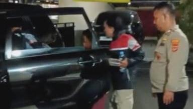 Petugas-saat-menyerahkan-bocah-lelaki-yang-ditemukan-di-simpang-tiga-Cikijing.jpg