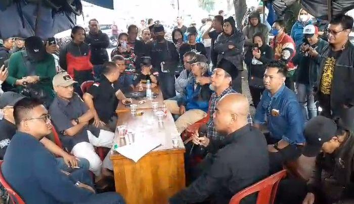 Pihak-Bawaslu-Kota-Tasikmalaya-saat-menemui-pengunjuk-rasa.jpg
