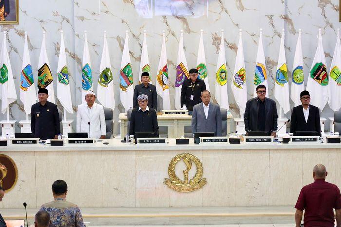 Pimpinan-DPRD-Jabar-dan-Gubernur-Jabar.jpg