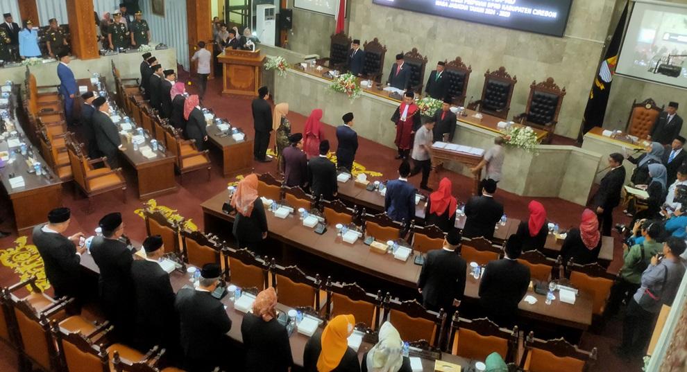 Pimpinan-DPRD-Kabupaten-Cirebon-periode-2024-2029-resmi-dilantik.jpg