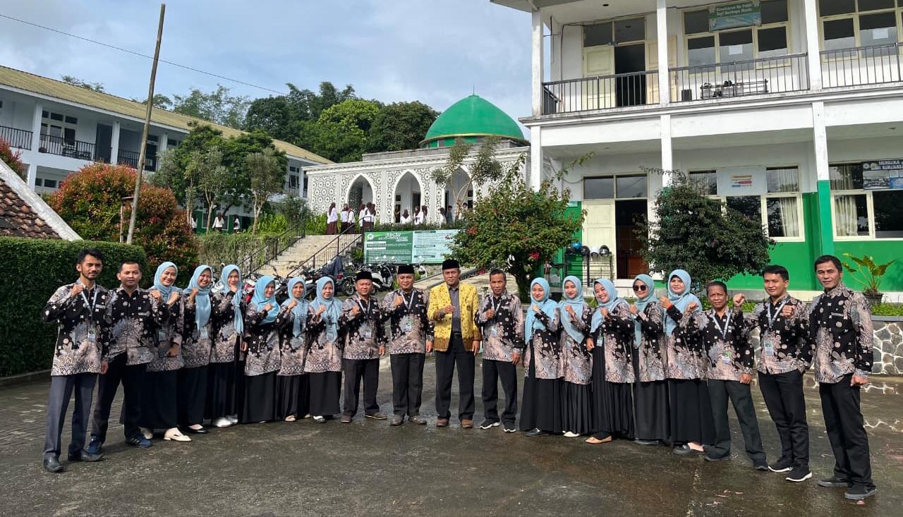 Pimpinan-dan-pengelola-MA-Al-Khoeriyah-di-Desa-Hujungtiwu-Kecamatan-Panjalu-Ciamis.jpg