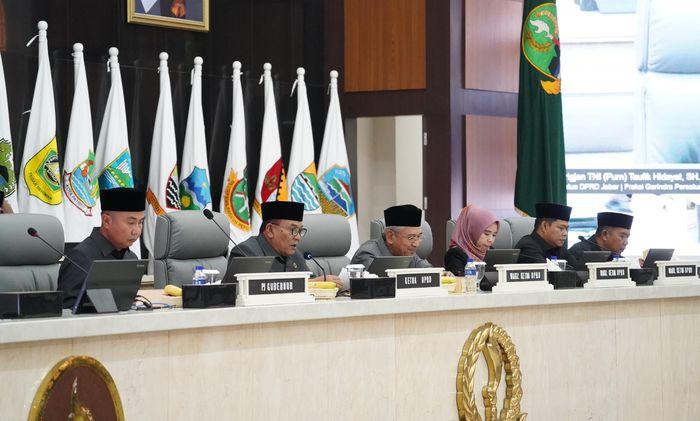 Pj-Gubernur-Jabar-Bey-Machmudin-saat-menghadiri-rapat-paripurna-DPRD-Provinsi-Jawa-Barat.jpg