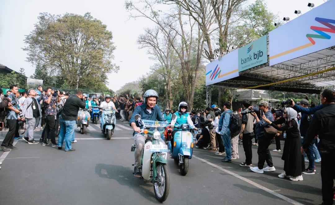 Pj-Gubernur-naik-motor-listrik-di-WJF-2024.jpg