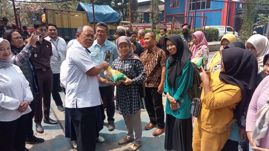 Pj-Wali-Kota-Cimahi-menyerahkan-beras.jpg