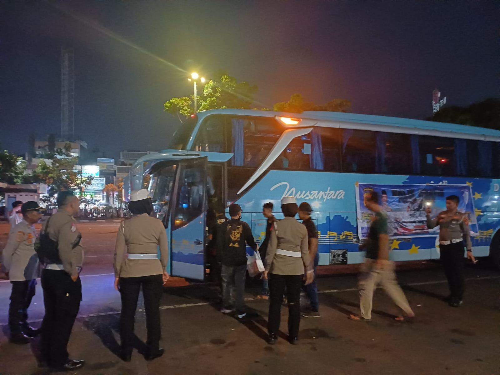 Polda-Jawa-Barat-menyediakan-puluhan-bus-untuk-balik.jpg