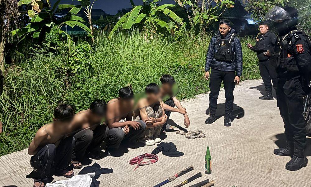 Hendak Tawuran, Lima Remaja Bawa Senjata Tajam dan Molotov Ditangkap Polres Karawang