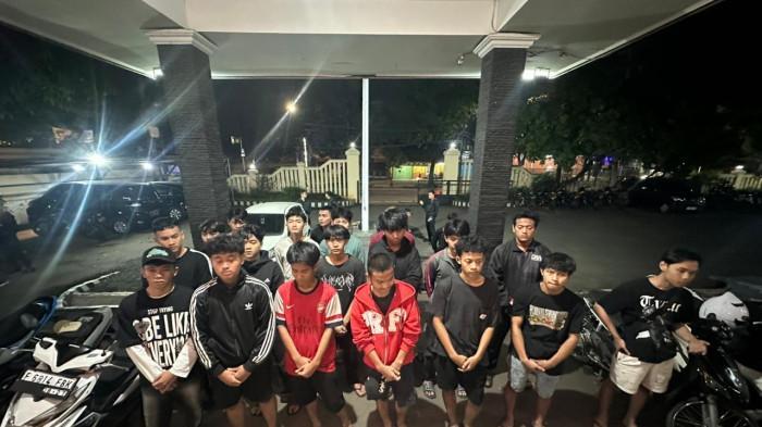 Polisi-bubarkan-aksi-balap-liar-sepeda-motor-di-Jalan-Transyogi-Cileungsi-Kabupaten-Bogor.jpg
