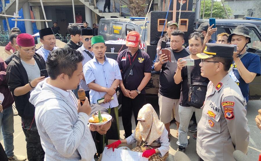 Polisi-dapat-hadiah-tumpeng-dari-warga-Indramayu-saat-unjuk-rasa-Sabtu-582023.jpg