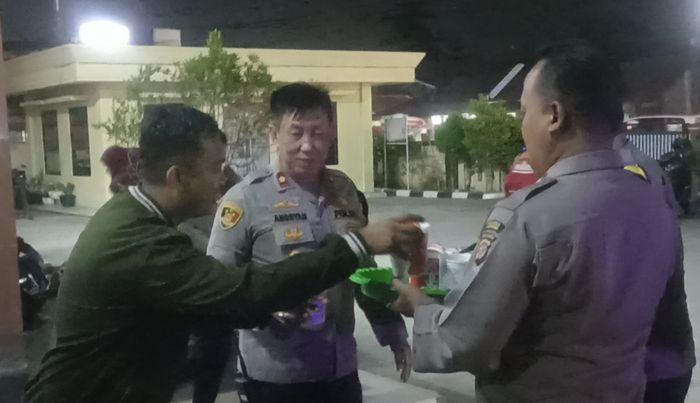Polisi-di-Polsek-Klari-menyuguhkan-mi-instan-dan-kopi.jpg
