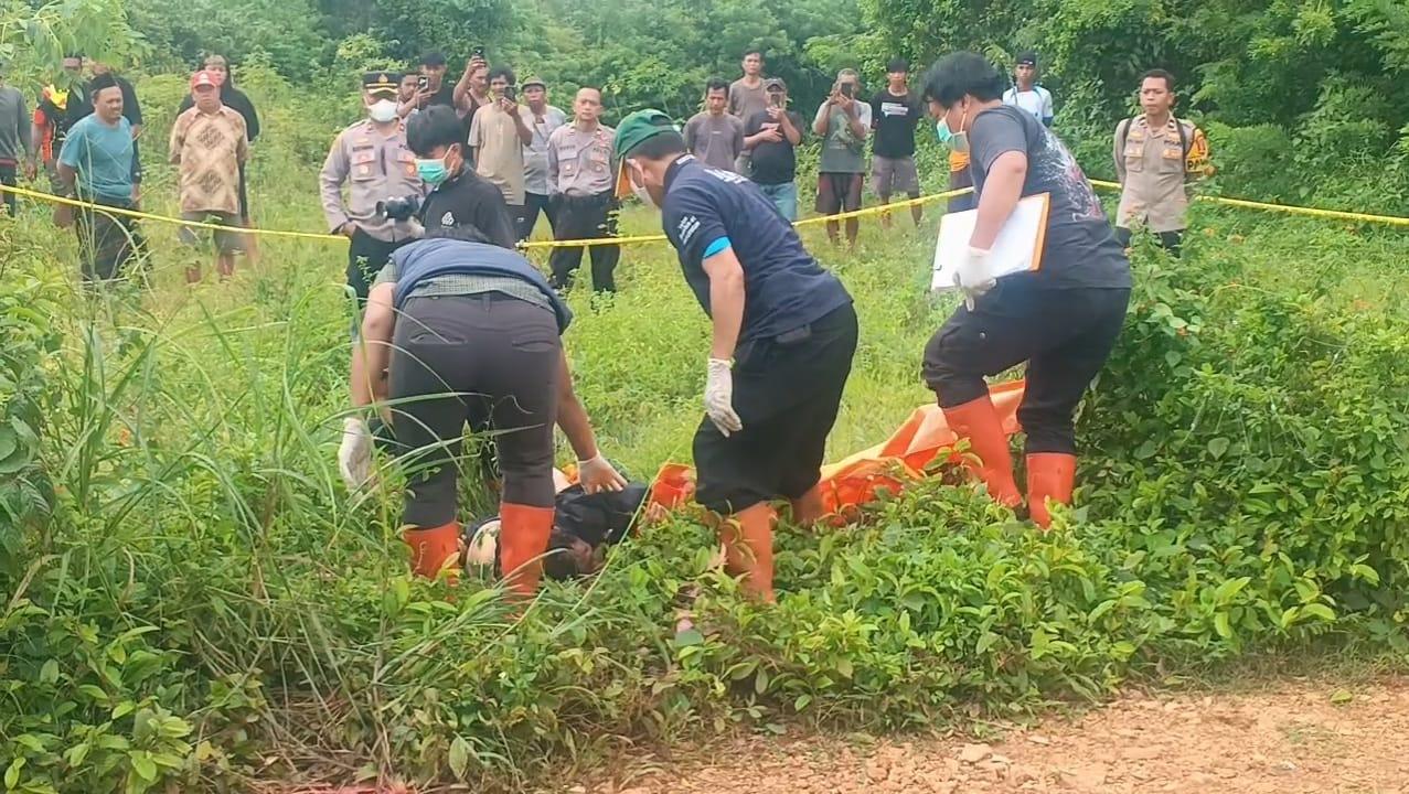 Polisi-melakukan-evakuasi-dan-olah-TKP-penemuan.jpg