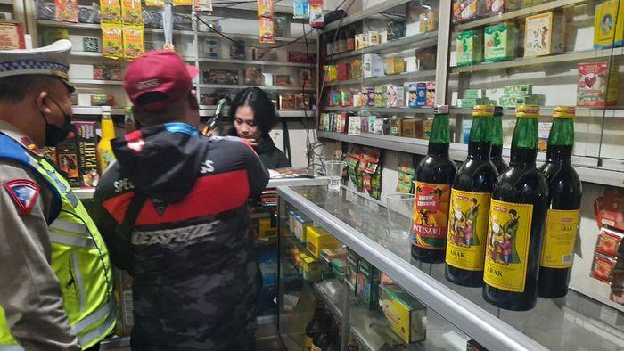 Polisi-melakukan-razia-penjualan-minuman-keras-tanpa-izin-di-Kota-Bandung.jpg