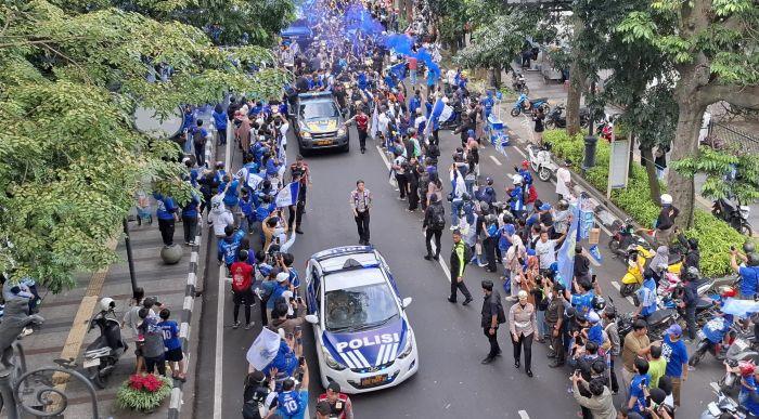 Polisi-mengamankan-jalur-konvoi-bobotoh-di-satu-ruas-jalan-di-Kota-Bandung-Minggu-2552025.jpg