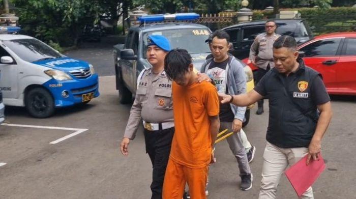 Polisi-menggiring-A-di-Satreskrim-Polrestabes-Bandung-Minggu-23112025.jpg